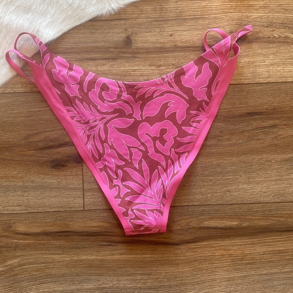 Fused Ventura Bikini Bottom in Tiki Tiki
LSPACE - Picture 8 of 9